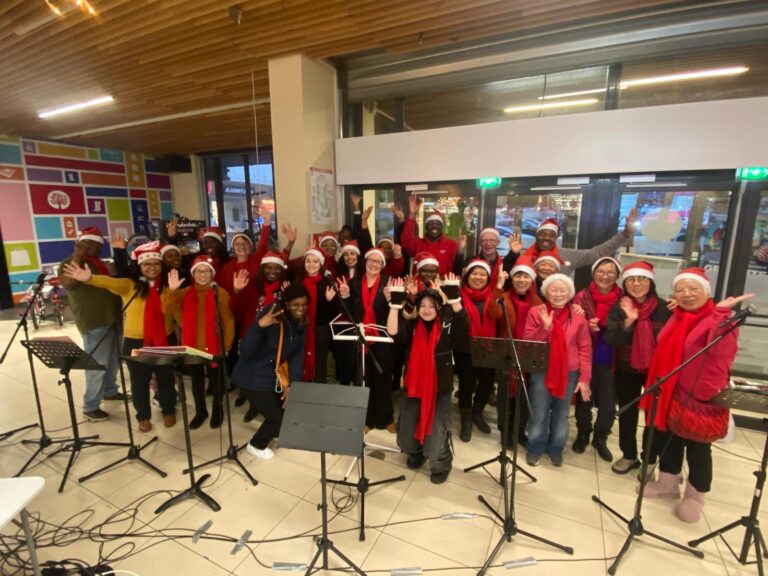 Quand la chorale de l’espace MLK chante Noël… chez Carrefour ! 🎶